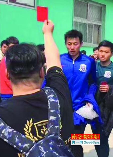 萧老太太一直监督着她们，见她们都收拾好了东西，手在鼻子跟前扇着风、满脸厌恶的说道：哎呀真是臭死我了。
